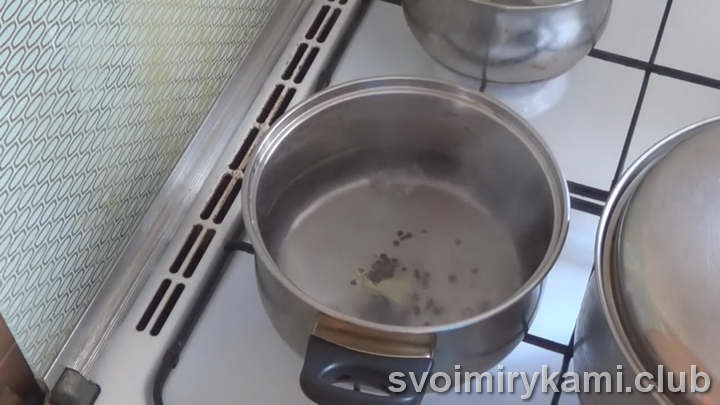 высыпаем специи в воду