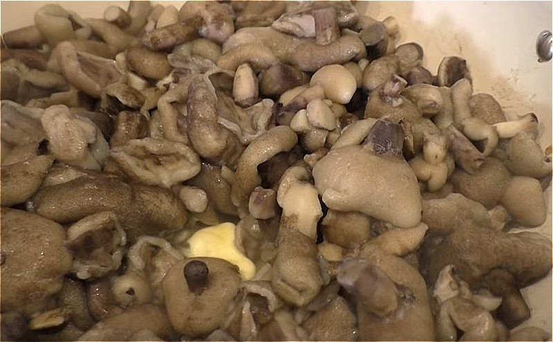 обжариваем грибы в сливочном масле