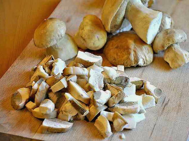 Подлива из белых грибов — вкуснейшая грибная подливка из сушеных грибов со сметаной и другие рецепты