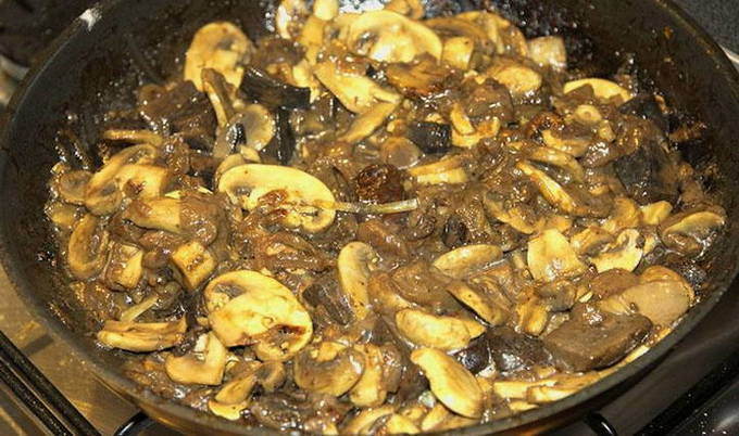 Подлива из белых грибов — вкуснейшая грибная подливка из сушеных грибов со сметаной и другие рецепты