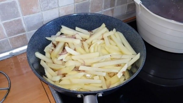 Лучшие рецепты жареной картошки с опятами, луком и сметаной