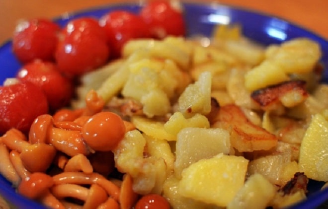 Лучшие рецепты жареной картошки с опятами, луком и сметаной