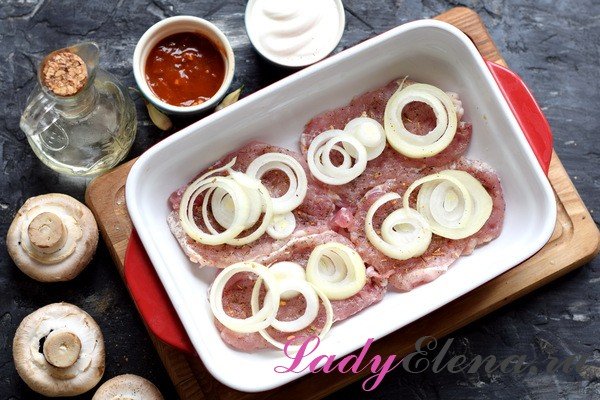 Свинина с грибами и картошкой в духовке: простые рецепты