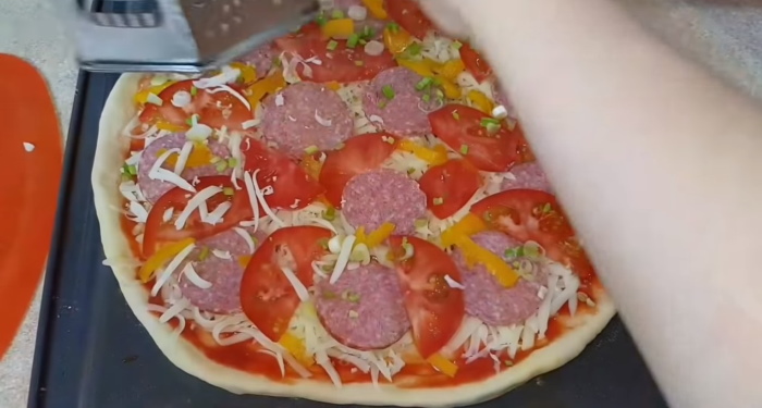 Пицца с колбасой и сыром - простые рецепты в домашних условиях