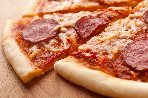 простая пицца с колбасой