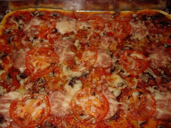 Пицца с грибами, помидорами, сыром и колбасой в различных сочетаниях