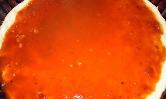 Влить кетчуп в тесто, промазать хорошо ложкой