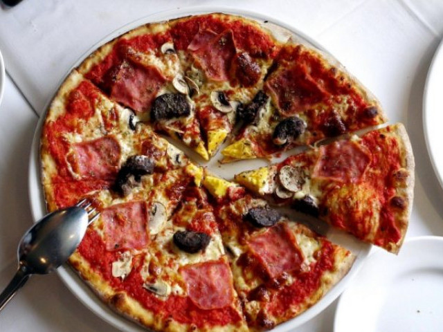 Пицца с грибами, помидорами, сыром и колбасой в различных сочетаниях