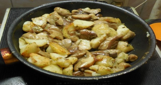 Маслята жареные с картошкой на сковороде, рецепты