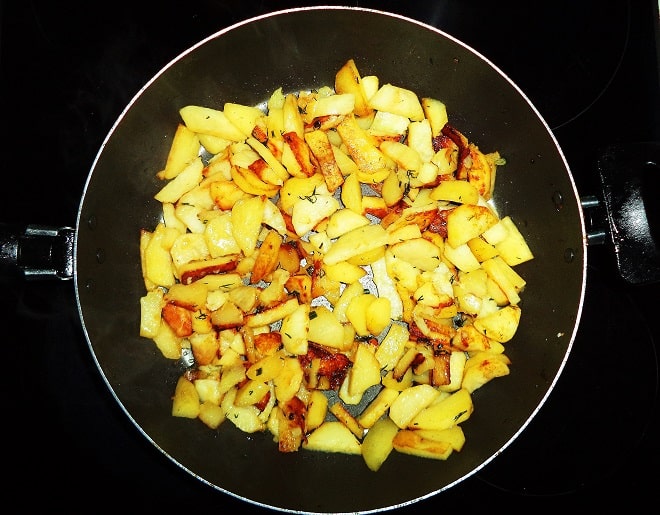жареная картошка на сковороде