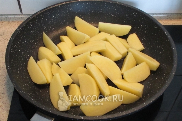 Выложить картофель на сковороду