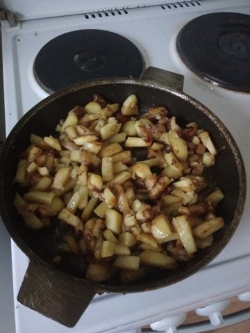 Маслята жареные с картошкой на сковороде, рецепты