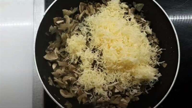 на сковороде грибы с луком и сыром