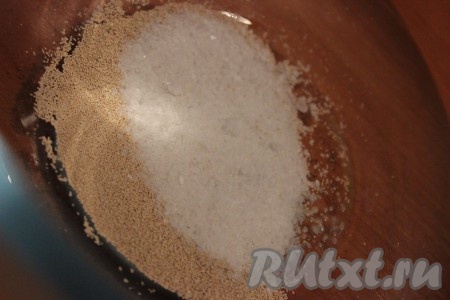 Для начала необходимо приготовить тесто: в глубокую миску всыпать дрожжи, соль.
