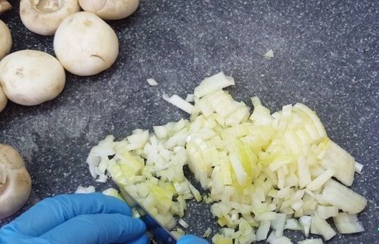 В это время натрите сыр, а также мелко нарежьте луковицу и часть грибов, оставшиеся шампиньоны необходимо нарезать крупными пластинами для украшения блюда.
