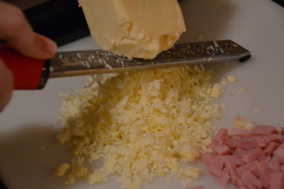 Пицца с ветчиной, сыром, помидорами и луком: рецепт с фото в домашних условиях