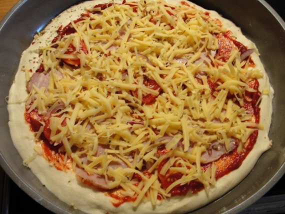 Пицца с ветчиной, сыром, помидорами и луком: рецепт с фото в домашних условиях