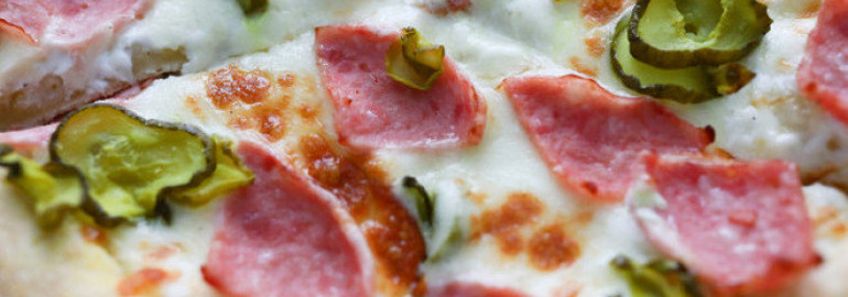 Пицца с солеными огурцами и колбасой, сыром, помидорами - рецепт