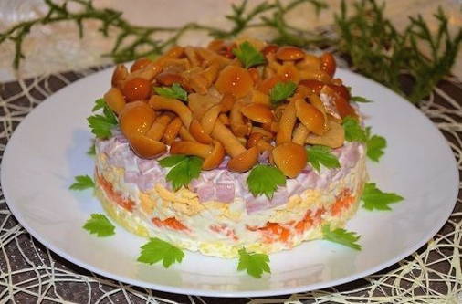 Салат с маринованными опятами - 8 пошаговых рецептов