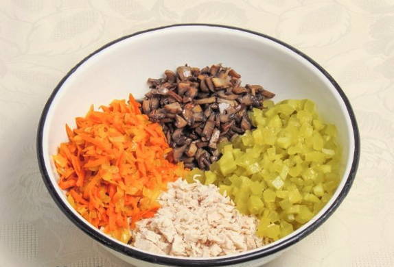 Салат с жареными грибами - быстрые рецепты приготовления