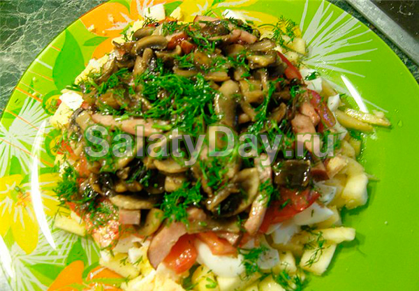 Салат легкий с жареными грибами и зеленью