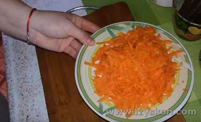 На крупной терке трем морковь.