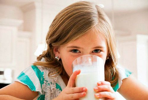 Девочка пьёт молоко.