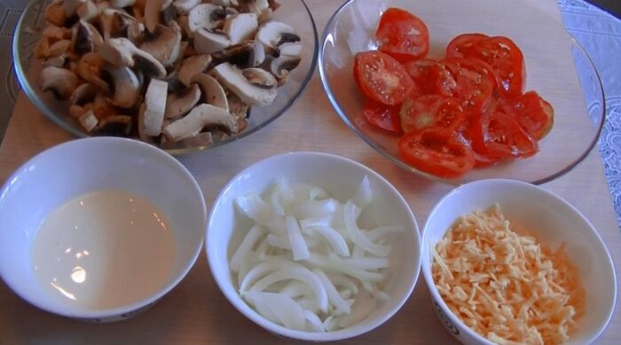 Подготовленные ингредиенты для курицы с сыром и грибами в горшочках