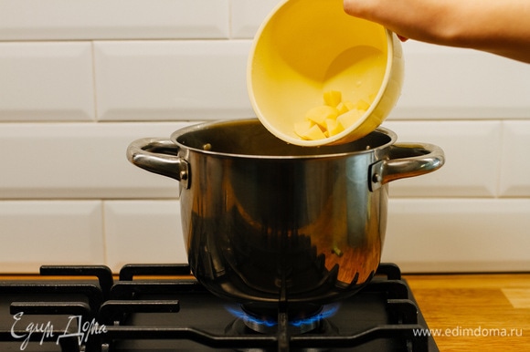 Картофель очистить и нарезать небольшим кубиком, добавить в грибной суп.
