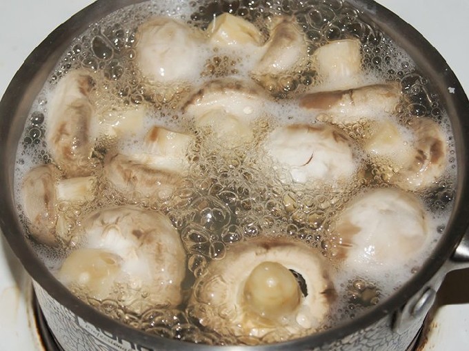 Суп из маринованных грибов - рецепт с курицей, мясом, как сварить и можно ли приготовить, фото
