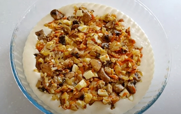 Заливной пирог с грибами в духовке (на кефире) – рецепт с фото