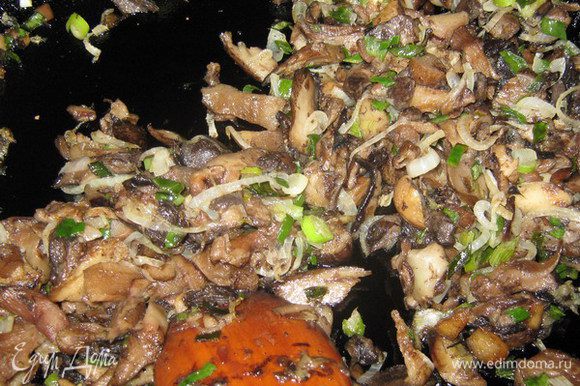 Очищенные и вымытые грибы (у меня были замороженные польские)нарезать и выложить на сковороду. Выпарить жидкость на медленном огне. Посолить, поперчить, добавить сливочное масло, нарезанный лук и протушить до готовности.