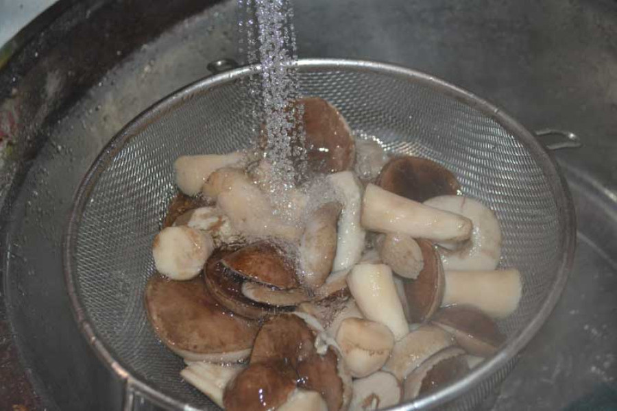Замочила грибы в воде. Чистка грибов. Обработка грибов. Переработка грибов. Обработка соленых грибов.