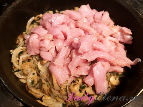 Индейка с грибами в сметанном соусе – рецепт с фото пошагово