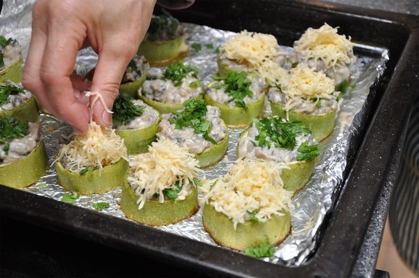 Перед запеканием разложите в кабачковые формы начинку и посыпьте сыром