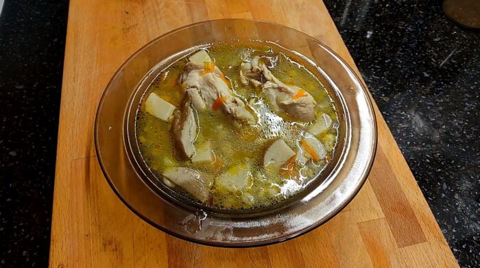 Грибной суп из белых грибов с курицей – картинка