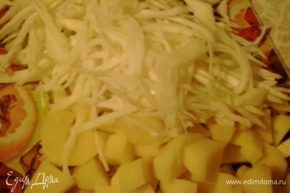 Картофель нарезаем кубиком, капусту тонко (ну у меня не слишком тонко получилось) шинкуем и тоже отправляем в бульон. Варим около 15 минут до готовности капусты.