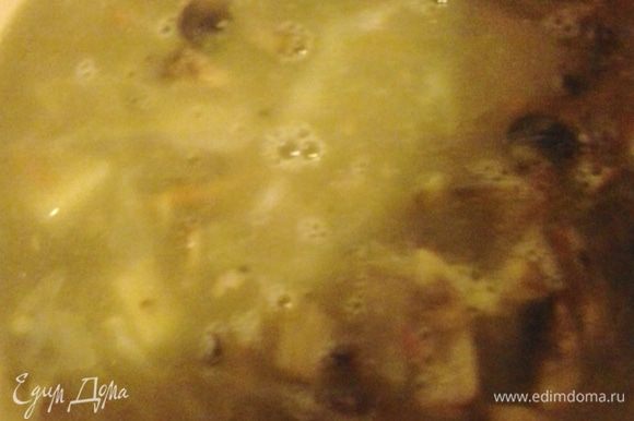 Обжаренные грибы и овощи добавляем в суп и варим еще 5 минут.