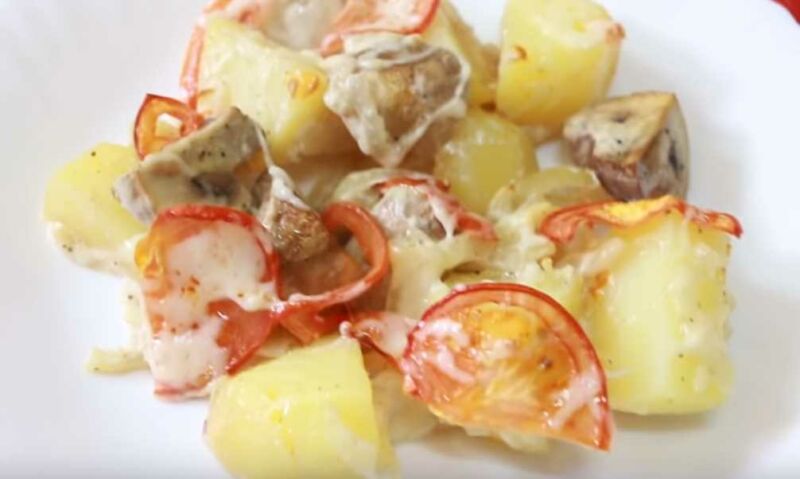 Как приготовить картошку с грибами, сыром и помидорами в духовке?