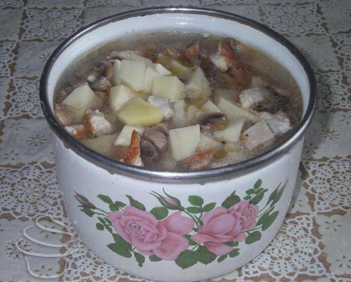 тушеная картошка с курицей и грибами в кастрюле