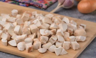 Курица с грибами в сметанном соусе - 6 рецептов на сковороде, в духовке с фото пошагово