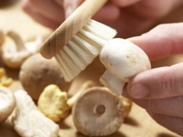 Надо ли чистить шампиньоны перед приготовлением, как почистить свежие грибы (в том числе из магазина)
