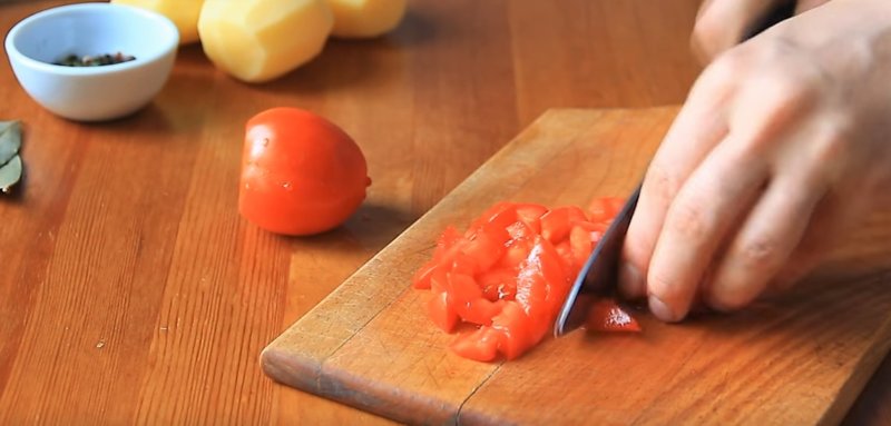 режем кубиками помидоры