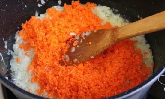 пережариваем морковь и лук
