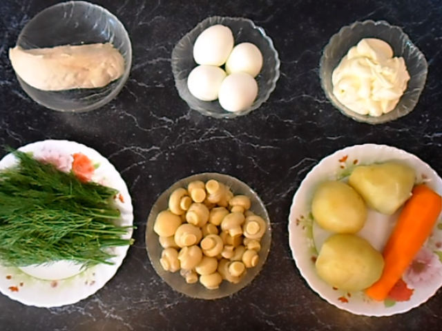 Салат Лесная поляна - 9 рецептов простого и очень вкусного слоеного салата с курицей и грибами