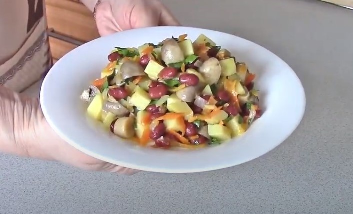 Салат с консервированными шампиньонами - самые простые и вкусные рецепты