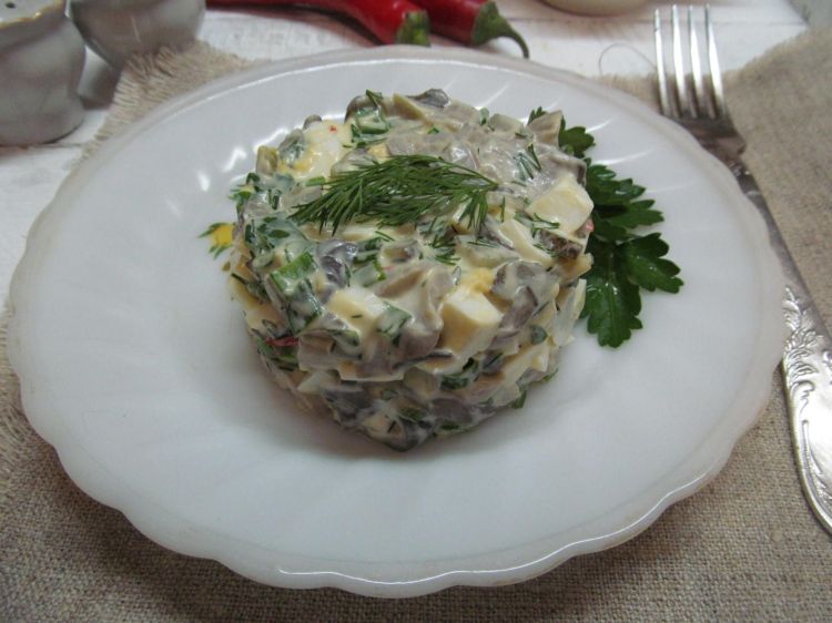 Салат из вареных шампиньонов с солеными огурцами и яйцами