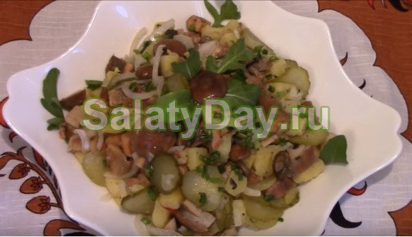 Салат из соленых грибов с картофелем