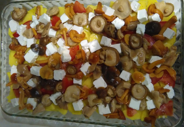 Картошка, томаты, грибы, сыр в емкости для запекания