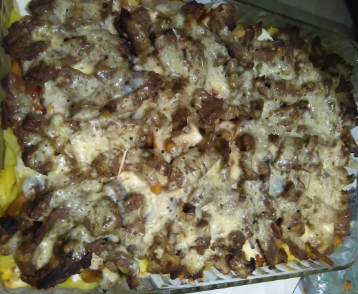 Говядина с грибами и картошкой под сыром